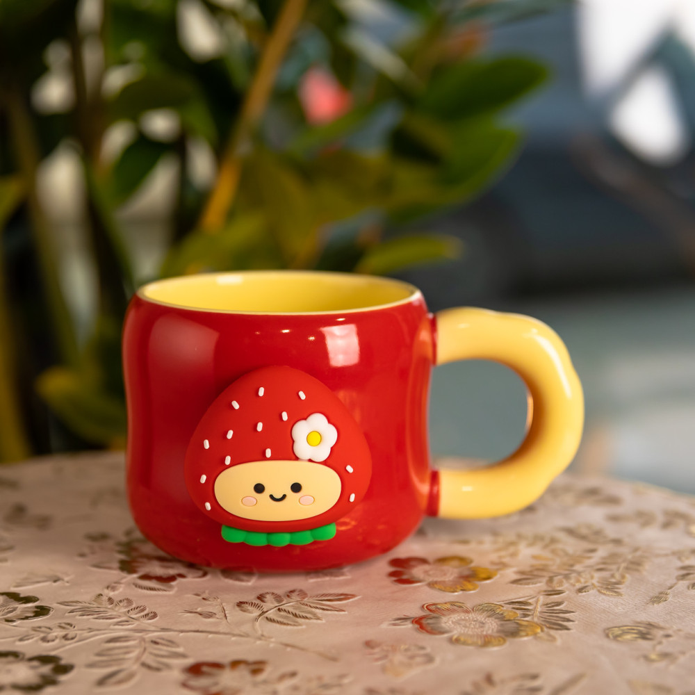 Зображення Чашка фарфорова Light House LG-30166 RD+YL 400 мл червона з червоним медальйоном "Полуниця" на магніті ИМ Light-Deco 4 