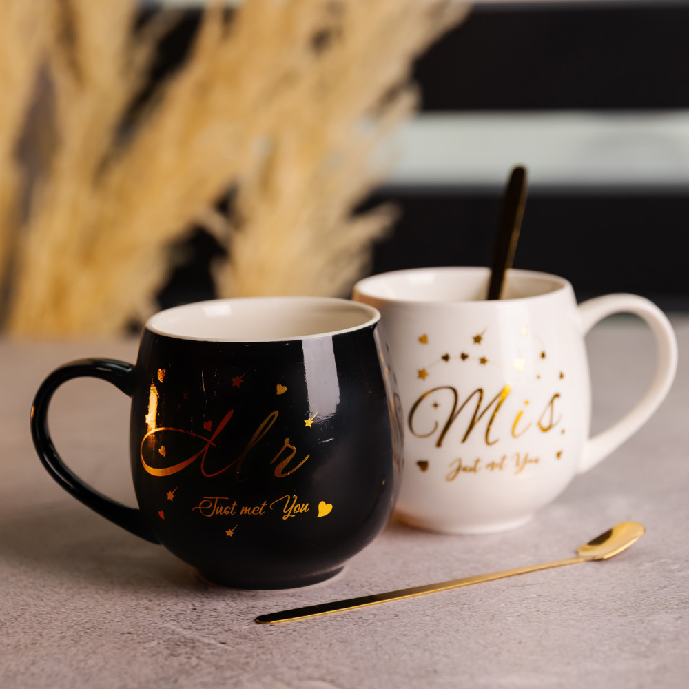 Изображение Набор парных фарфоровых чашек Mr&Mis 2 (шт) по 350 (мл) чашки на подарок с ложкой Черный с белым FM-29 ИМ Light-Deco 1 