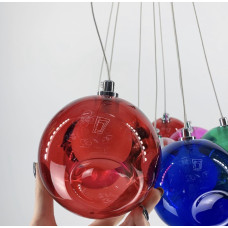 Яскравий підвісний світильник з кольоровими плафонами Яскравий підвісний світильник з кольоровими плафонами