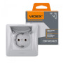 Изображение Розетка одинарна із заземленням та кришкою срібний шовк VIDEX BINERA ИМ Light-Deco 