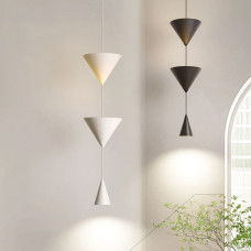 Чорний підвісний світильник із конусним дизайном